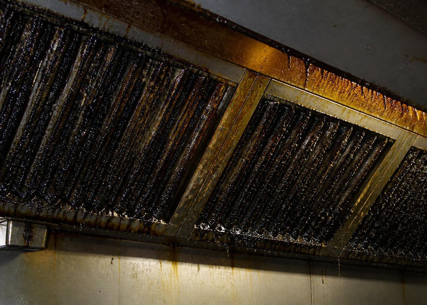 Grasa acumulada en el interior de un sistema de extracción de cocina industrial